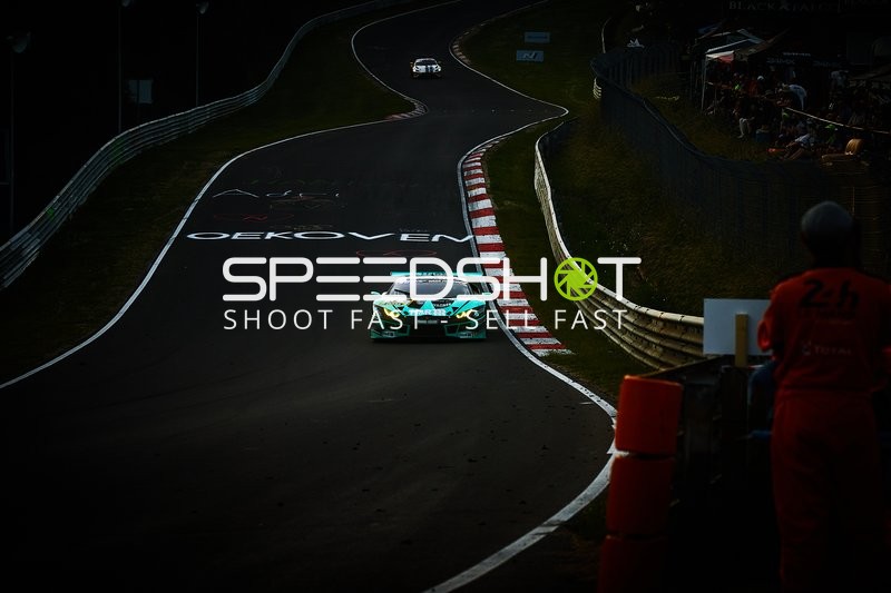 Rennfahrzeug auf der Rennstrecke