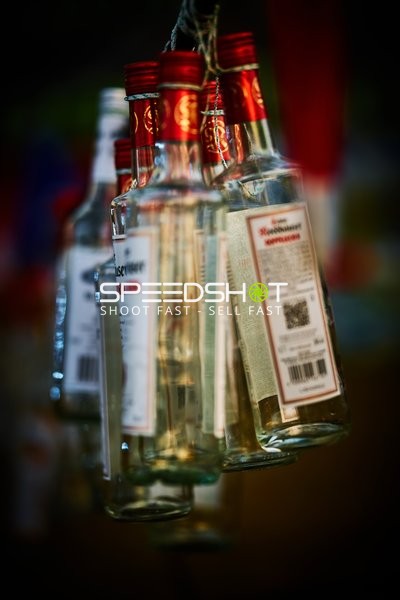 Flaschen mit roten Verschlüssen