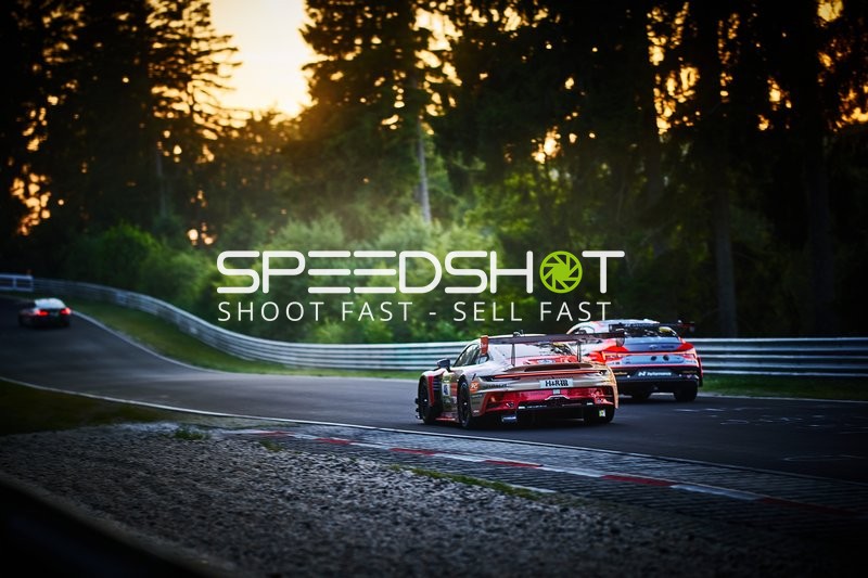 Rennfahrzeuge auf der Strecke