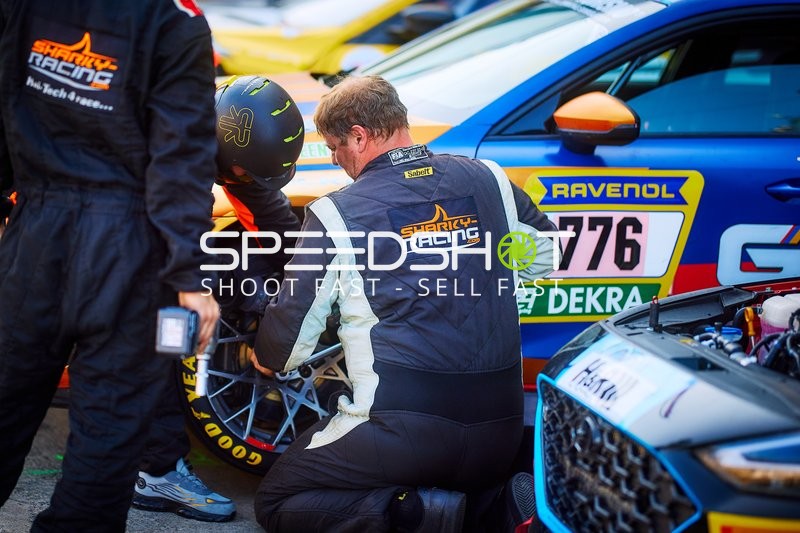 Mechaniker bei der Arbeit in der Boxengasse