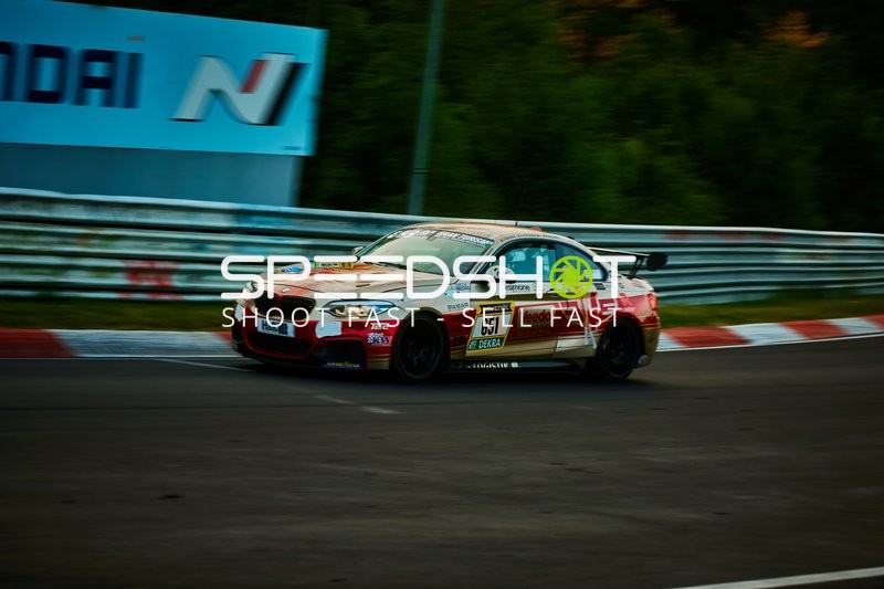 Rennfahrzeug auf der Rennstrecke