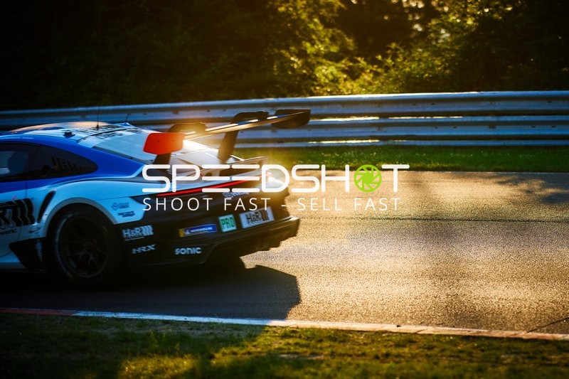 Rennfahrzeug auf der Rennstrecke