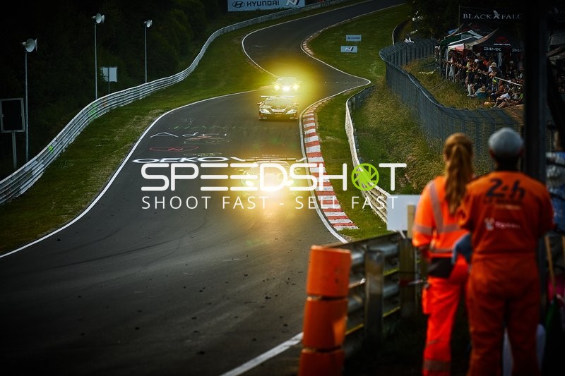 Rennfahrzeuge auf der Strecke