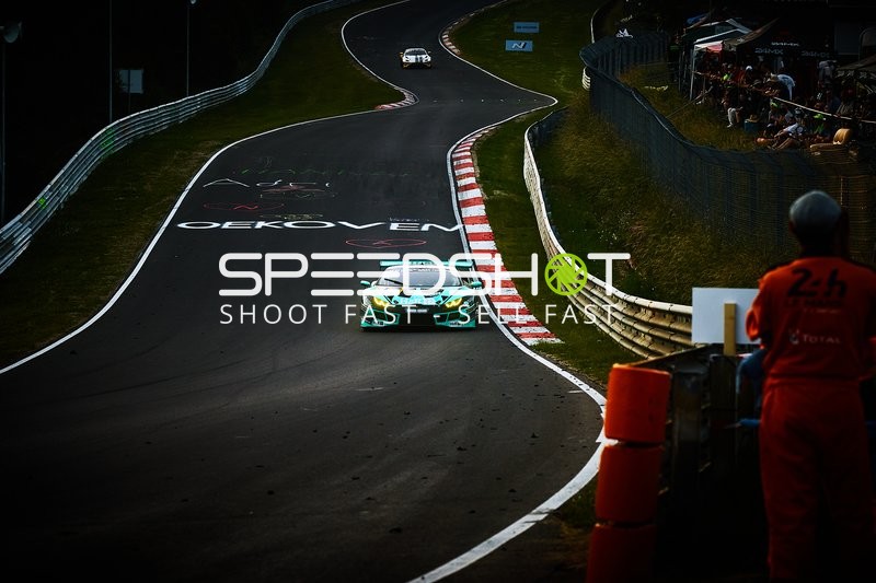 Rennfahrzeug auf der Rennstrecke