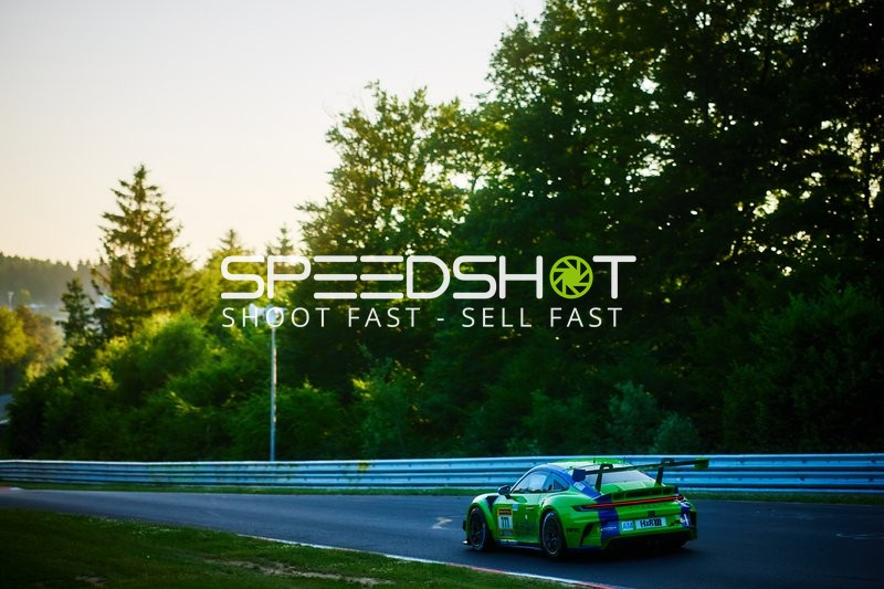 Rennfahrzeug auf der Rennstrecke