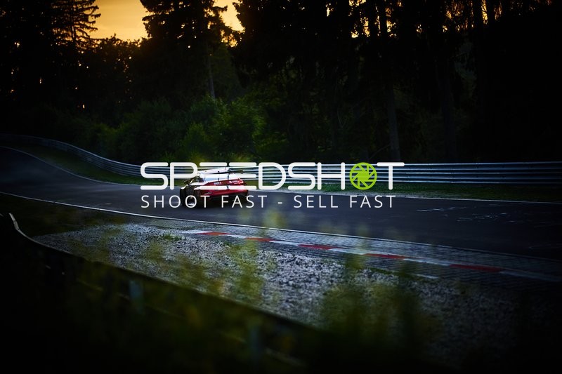 Rennfahrzeug auf der Rennstrecke