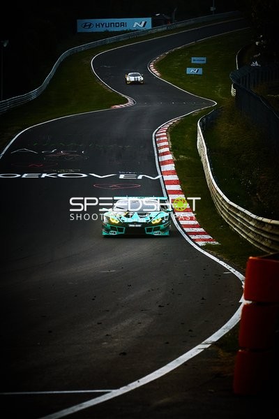 Rennfahrzeuge auf der Strecke