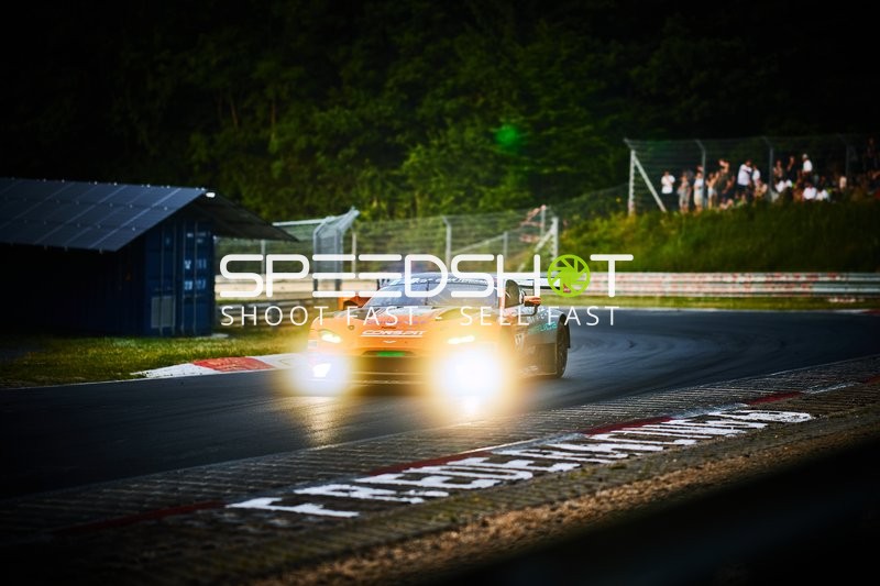 Rennfahrzeug auf der Rennstrecke