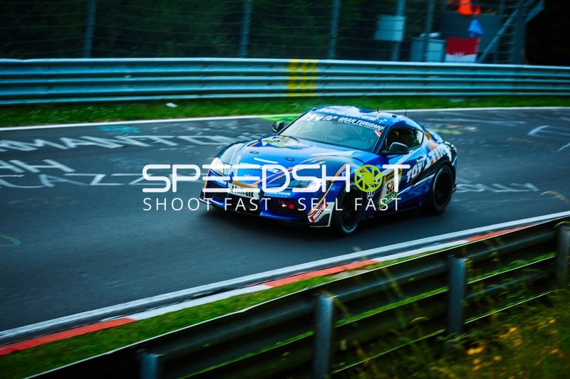 Rennfahrzeug auf der Rennstrecke