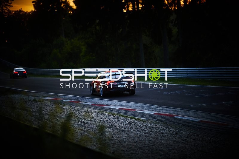 Rennfahrzeug auf der Rennstrecke