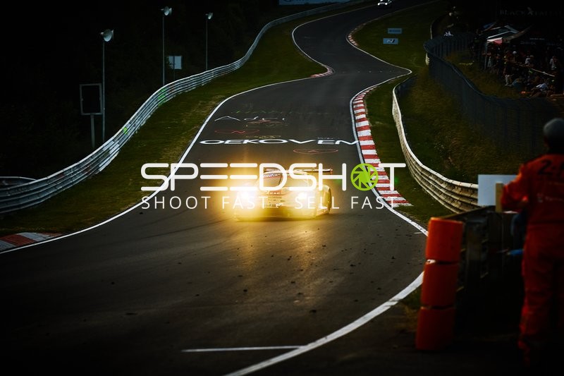 Rennfahrzeug auf der Rennstrecke