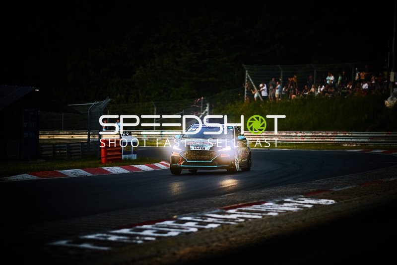 Rennfahrzeug auf der Rennstrecke