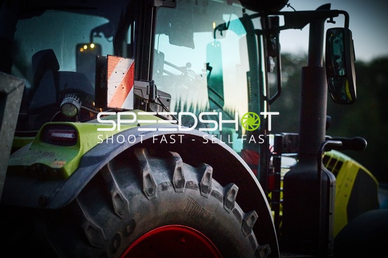 Landwirtschaftlicher Traktor bei Abendlicht