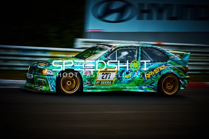 Rennfahrzeug auf der Rennstrecke