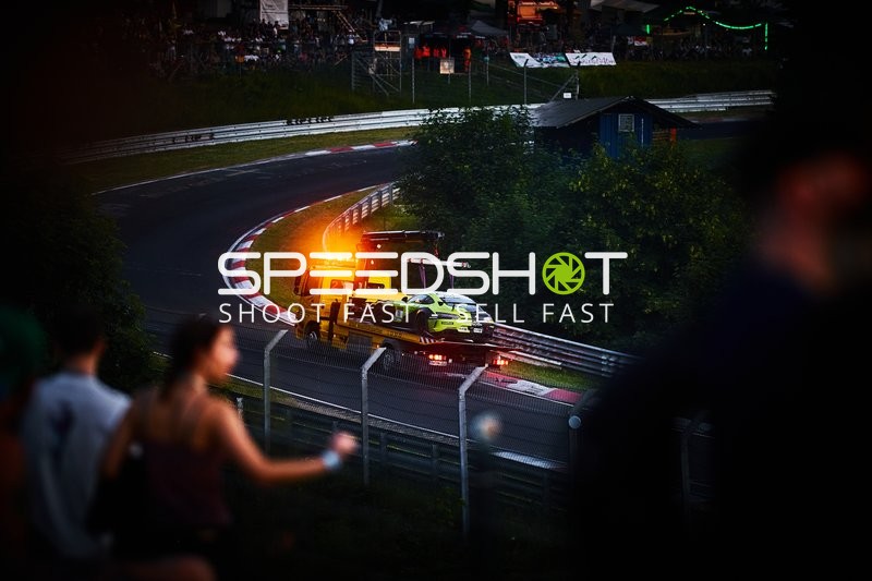 Rennfahrzeug auf Abschleppwagen am Nürburgring