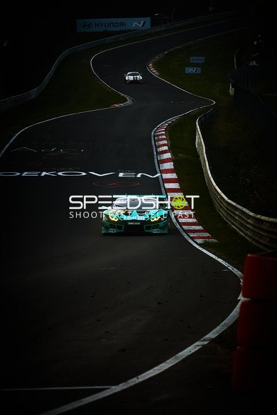 Rennfahrzeuge auf der Strecke