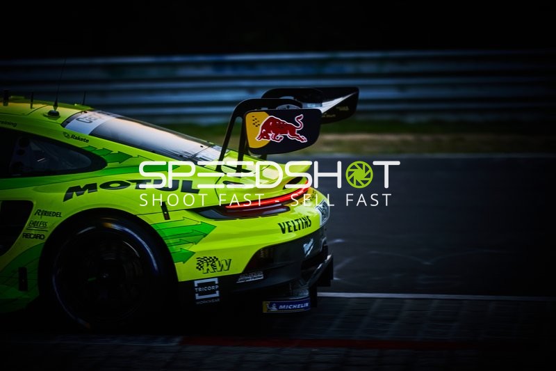 Rennfahrzeug auf der Rennstrecke