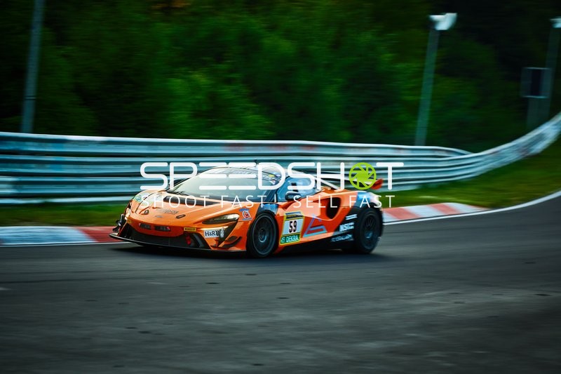 Rennfahrzeug auf der Rennstrecke