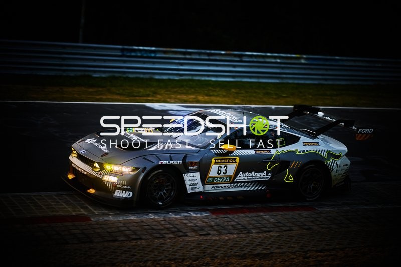 Rennfahrzeug auf der Rennstrecke