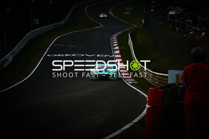 Rennwagen auf Strecke