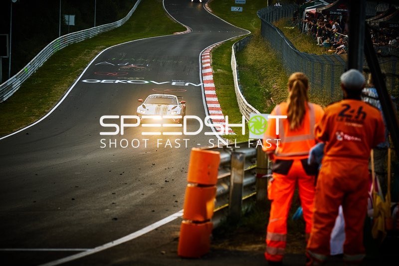 Rennwagen auf Strecke