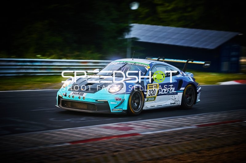 Fahrzeug mit Startnummer 320 auf der Rennstrecke