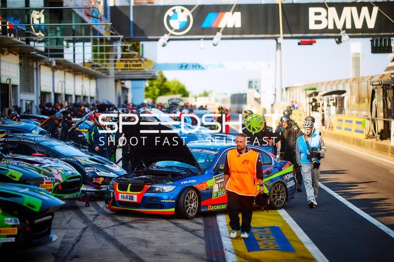 Boxengasse beim 24h Rennen 2025