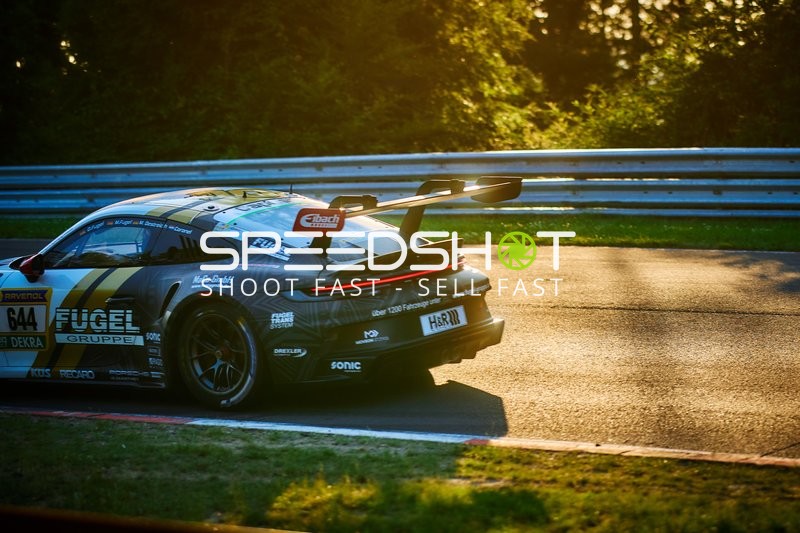 Fahrzeug mit Startnummer 644 auf der Rennstrecke