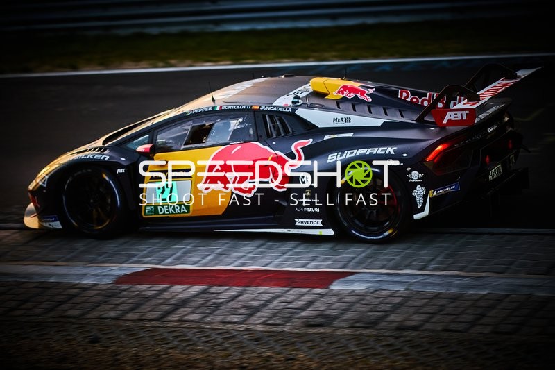 Rennfahrzeug auf der Rennstrecke