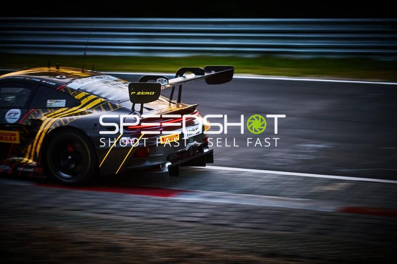 Rennfahrzeug auf der Rennstrecke