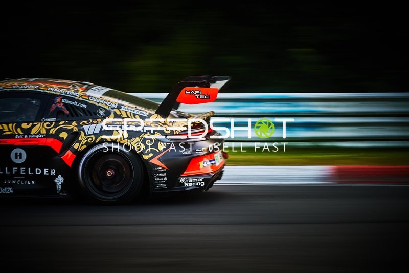 Rennfahrzeug auf der Rennstrecke