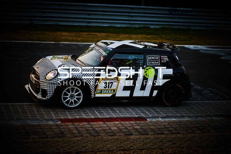 Fahrzeug #317 auf der Rennstrecke
