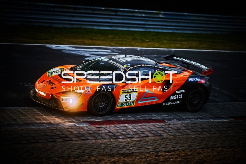 Rennfahrzeug auf der Rennstrecke