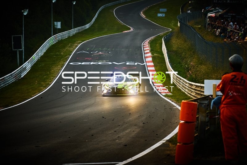 Rennfahrzeug auf der Rennstrecke