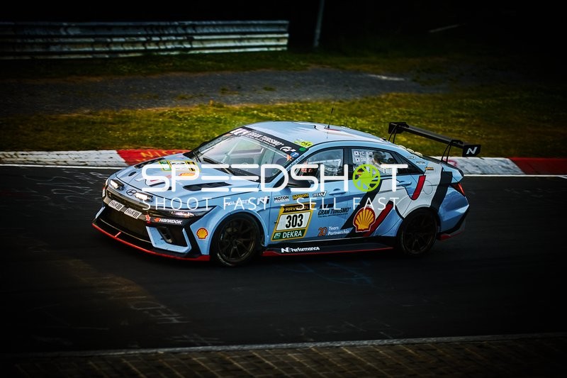 Rennfahrzeug auf der Rennstrecke