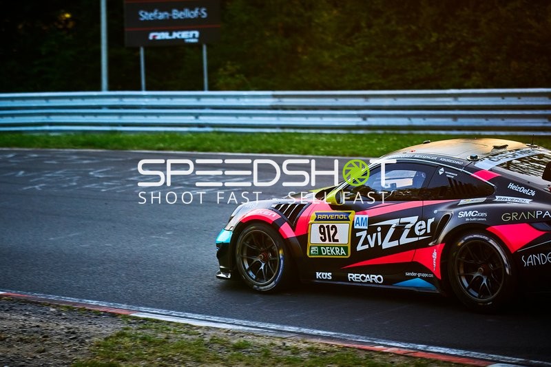 Fahrzeug auf der Rennstrecke