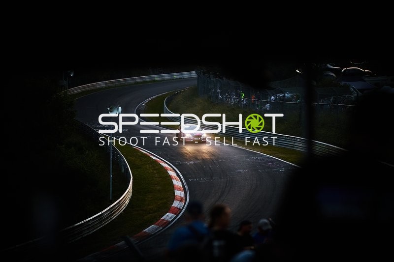 Auto auf Rennstrecke