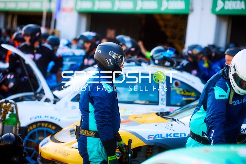 Rennfahrzeug in der Boxengasse