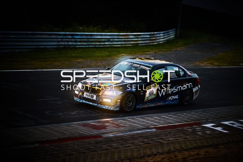 Rennfahrzeug auf der Rennstrecke