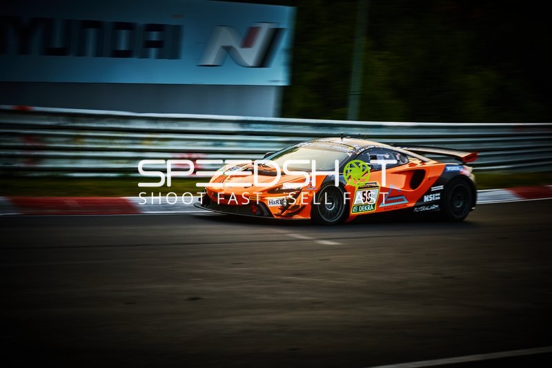 Rennfahrzeug auf der Rennstrecke