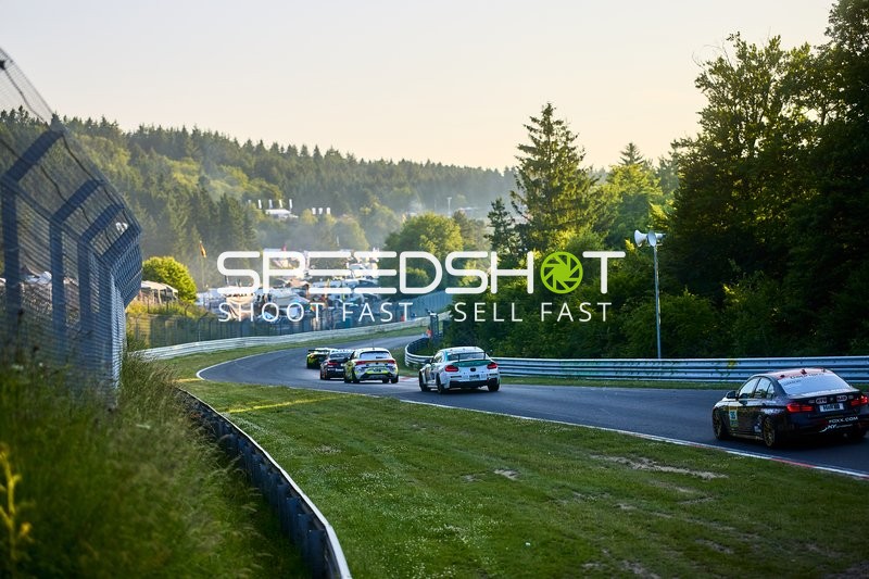 Rennwagen auf Strecke