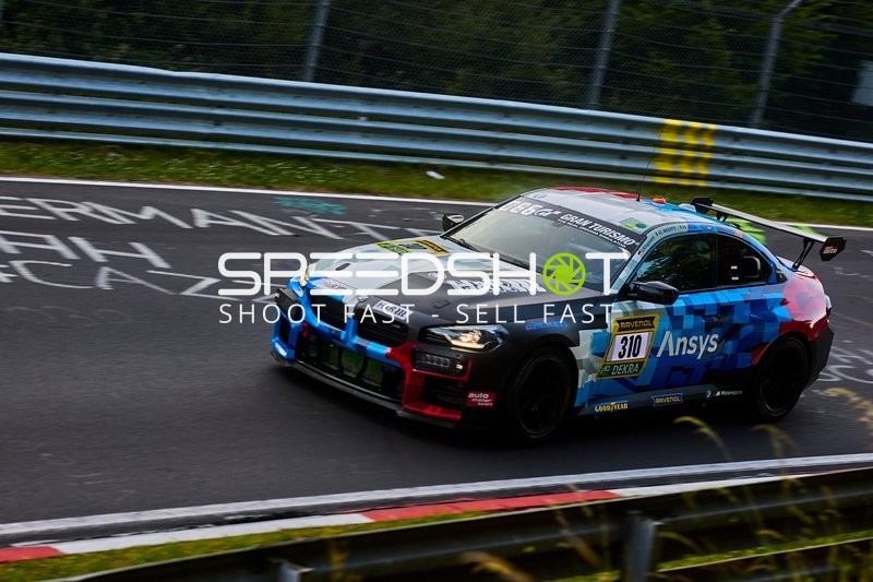 Rennfahrzeug auf der Rennstrecke