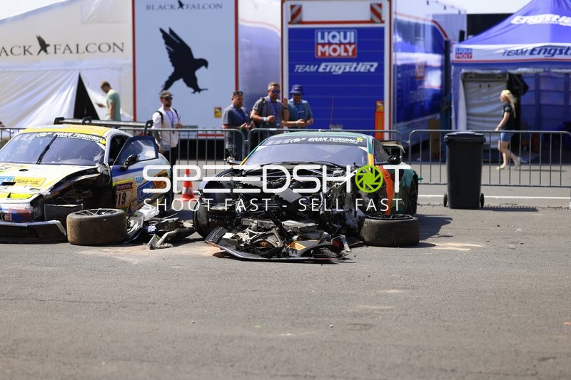 Beschädigte Rennfahrzeuge in Boxengasse