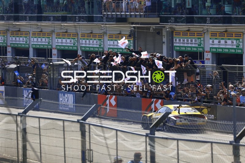 Rennfahrzeug in der Boxengasse