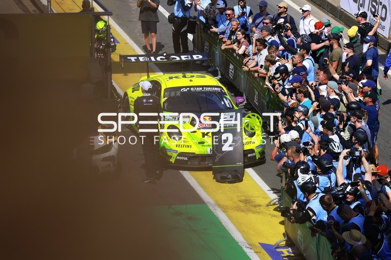 Rennfahrzeug in der Boxengasse