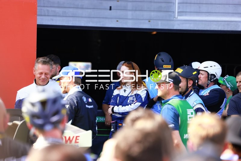 Menschen in Rennumgebung