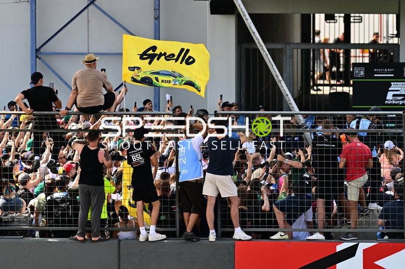 Publikum mit Grello-Fahne