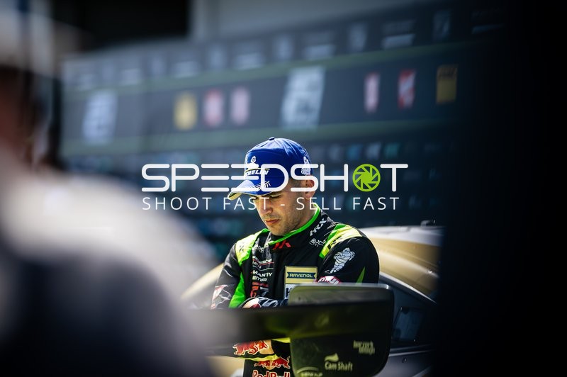 BLACK FALCON Team EAE Fahrer vor Auto