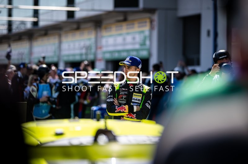 Rennfahrer in der Boxengasse