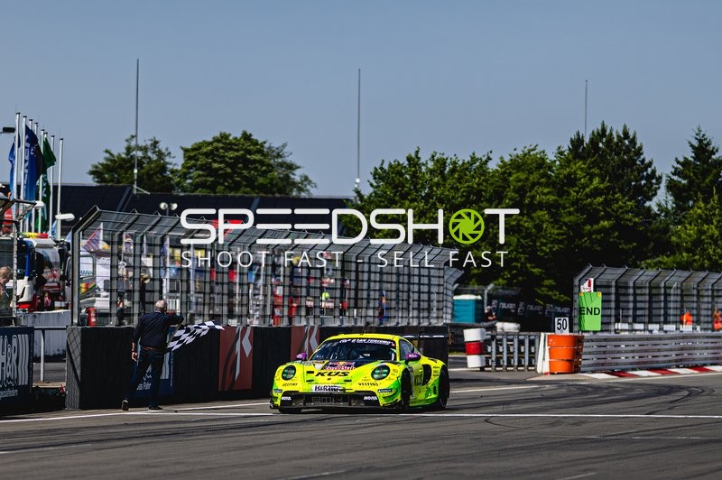 Rennfahrzeug in der Boxengasse